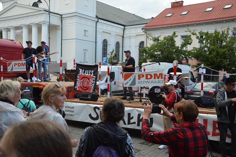 Bluesowa platforma muzyczna z paradą motocykli