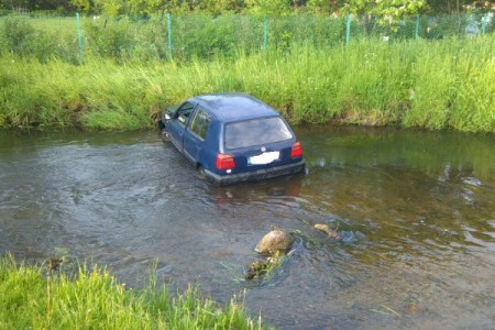 Pijany wjechał samochodem do rzeki