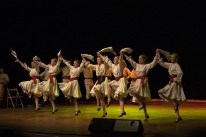 Środy Seniora – „Żar Bułgarii” teatralno-taneczne show. Mamy dla Państwa dwa bilety.