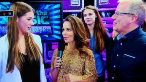 Karolina Słabińska z Suwalskiego Studia Piosenki “Beciaki” przeszła eliminacje precastingowe do programu “Must be The Music – Tylko Muzyka” i w ostatnią niedzielę wystąpiła w TV Polsat przed wysokim jury. Zaśpiewała piosenkę gospelową - “Lord, Your Holy” z towarzyszeniem chórku – Magdy Romanowskiej, Anny Szafranowskiej i Anny Wasilewskiej. Występ podobał się połowicznie – 2 x tak, 2 razy nie, ale widownia była zachwycona – brawa na stojąco! Karolina jest uczennicą klasy maturalnej I Liceum Ogólnokształcącego i w niedalekiej przyszłości chciałaby zostać studentką Akademii Muzycznej. Do czwartku można oddać głos na występ Karoliny pod linkiem https://mbtm.redefine.pl/#!/v/56fd93ce789dad00a60621e0