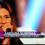 Karolina Słabińska z Suwalskiego Studia Piosenki “Beciaki” przeszła eliminacje precastingowe do programu “Must be The Music – Tylko Muzyka” i w ostatnią niedzielę wystąpiła w TV Polsat przed wysokim jury. Zaśpiewała piosenkę gospelową - “Lord, Your Holy” z towarzyszeniem chórku – Magdy Romanowskiej, Anny Szafranowskiej i Anny Wasilewskiej. Występ podobał się połowicznie – 2 x tak, 2 razy nie, ale widownia była zachwycona – brawa na stojąco! Karolina jest uczennicą klasy maturalnej I Liceum Ogólnokształcącego i w niedalekiej przyszłości chciałaby zostać studentką Akademii Muzycznej. Do czwartku można oddać głos na występ Karoliny pod linkiem https://mbtm.redefine.pl/#!/v/56fd93ce789dad00a60621e0