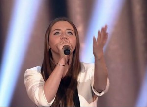 Karolina Słabińska z Suwalskiego Studia Piosenki “Beciaki” przeszła eliminacje precastingowe do programu “Must be The Music – Tylko Muzyka” i w ostatnią niedzielę wystąpiła w TV Polsat przed wysokim jury. Zaśpiewała piosenkę gospelową - “Lord, Your Holy” z towarzyszeniem chórku – Magdy Romanowskiej, Anny Szafranowskiej i Anny Wasilewskiej. Występ podobał się połowicznie – 2 x tak, 2 razy nie, ale widownia była zachwycona – brawa na stojąco! Karolina jest uczennicą klasy maturalnej I Liceum Ogólnokształcącego i w niedalekiej przyszłości chciałaby zostać studentką Akademii Muzycznej. Do czwartku można oddać głos na występ Karoliny pod linkiem https://mbtm.redefine.pl/#!/v/56fd93ce789dad00a60621e0