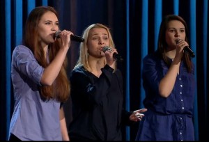 Karolina Słabińska z Suwalskiego Studia Piosenki “Beciaki” przeszła eliminacje precastingowe do programu “Must be The Music – Tylko Muzyka” i w ostatnią niedzielę wystąpiła w TV Polsat przed wysokim jury. Zaśpiewała piosenkę gospelową - “Lord, Your Holy” z towarzyszeniem chórku – Magdy Romanowskiej, Anny Szafranowskiej i Anny Wasilewskiej. Występ podobał się połowicznie – 2 x tak, 2 razy nie, ale widownia była zachwycona – brawa na stojąco! Karolina jest uczennicą klasy maturalnej I Liceum Ogólnokształcącego i w niedalekiej przyszłości chciałaby zostać studentką Akademii Muzycznej. Do czwartku można oddać głos na występ Karoliny pod linkiem https://mbtm.redefine.pl/#!/v/56fd93ce789dad00a60621e0