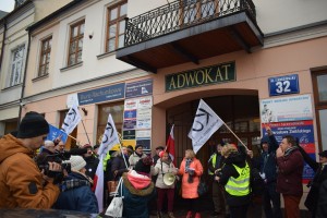 Protest przed biurem poselsko-  senatorskim