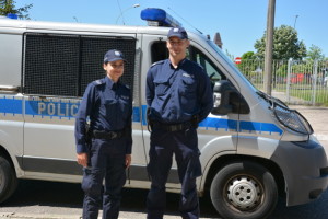 Policjanci ugasili pożar i bezpiecznie wyprowadzili dzieci z gimbusa