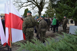 Suwałki złożenie kwiatów pod pomnikiem POW