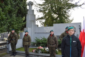 Suwałki złożenie kwiatów pod pomnikiem POW