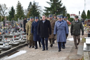 Suwałki złożenie kwiatów pod pomnikiem POW