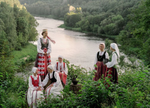 Krajki, siermięgi i zapaski. Dzukijskie stroje ludowe