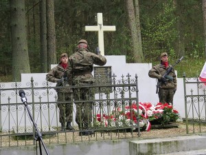 Suwałki Grupa Bielickiego obchody w lesie szwajcarskim