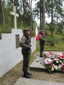 Suwałki Grupa Bielickiego obchody w lesie szwajcarskim