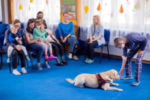 Dogoterapia wsparta uśmiechem w suwalskim szpitalu. Dziś Dzień Dogoterapii