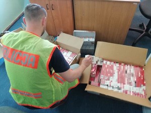 POLICJANCI UJAWNILI KONTRABANDĘ NALEŻĄCĄ DO 48-LATKI