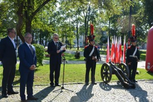 Suwałki 100-lecie wyzwolenia sadzenie dębów wolności