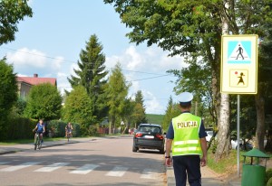 Policjanci sprawdzają oznakowanie przy szkołach