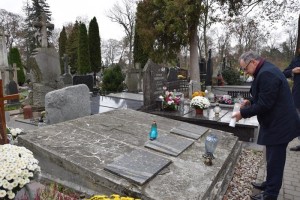 Suwałki na grobach zasłużonych