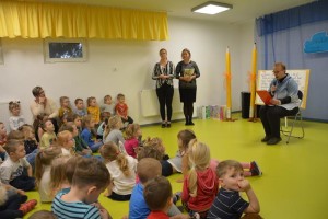 Suwałki Przedszkole nr 1 czyta dzieciom