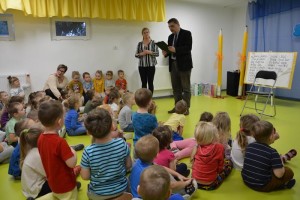 Suwałki Przedszkole nr 1 czyta dzieciom