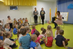 Suwałki Przedszkole nr 1 czyta dzieciom