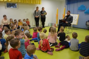 Suwałki Przedszkole nr 1 czyta dzieciom