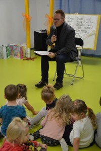 Suwałki Przedszkole nr 1 czyta dzieciom