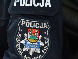 Dziecko było zatrzaśnięte w samochodzie – pomógł policjant