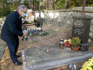 Znicze na grobie „Mistrza znad Wigier”