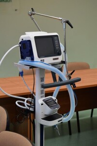 Szpital Suwałki przekazanie respiratora (1)