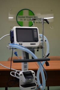 Szpital Suwałki przekazanie respiratora (1)