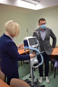 Szpital Suwałki przekazanie respiratora (1)