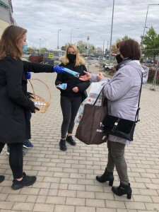 Rozdawali maseczki ochronne
