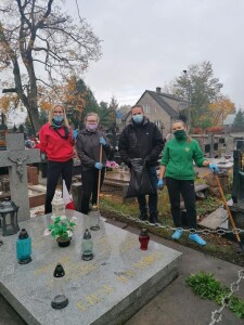 Harcerze posprzątali grób swojego patrona