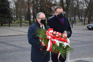 Suwałki rocznica urodzin Józefa Piłsudkiego złożenie kwiatów