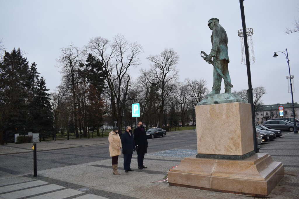 Suwałki rocznica urodzin Józefa Piłsudkiego złożenie kwiatów