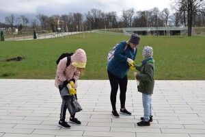 Suwałki sprzątanie bulwarów nad Czarną Hańczą