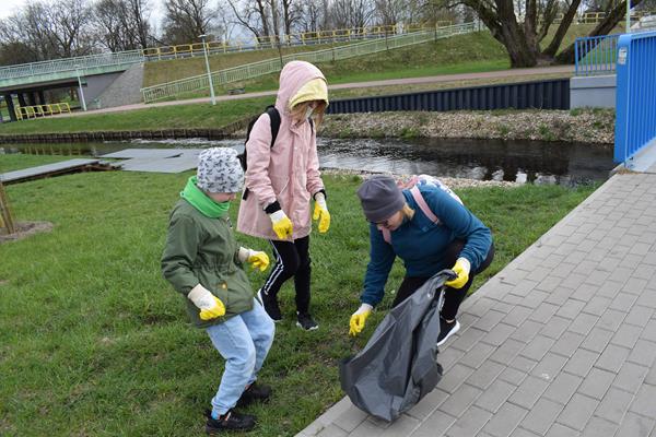 Suwałki sprzątanie bulwarów nad Czarną Hańczą