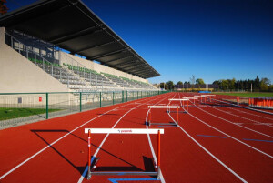 Rywalizacja rodzinna na stadionie lekkoatletycznym