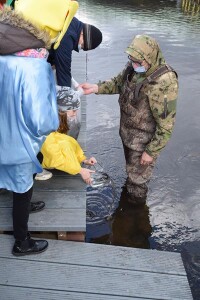 Suwałki zarybianie Czarna Hańcza Suwalski Ośrodek Kultur