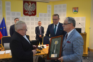 Wojciech Fortuna z insygniami tytułu