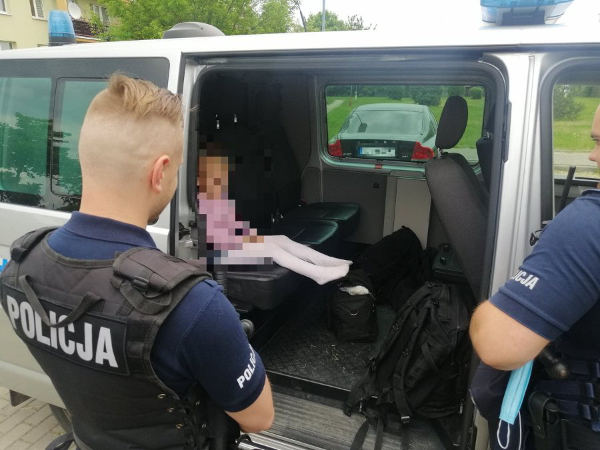 policja dziewczynka szczęśliwie trafiła pod opieke mamy