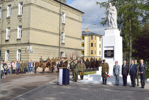 Pomnik gen. J. Dwernickiego powrócił (galeria zdjęć)
