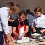 Suwałki Ukraiński piknik kulinarny Sąsiedzi przy stole