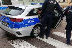 KOLEJNI POSZUKIWANI W RĘKACH POLICJANTÓW