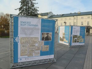 Suwałki Biblioteka Publiczna wystawa na Placu Marii Konopnickiej