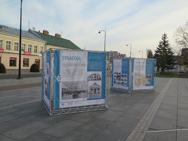 Suwałki Biblioteka Publiczna wystawa na Placu Marii Konopnickiej