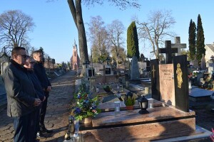 Suwałki na grobach zasłużonych