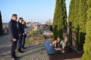 Suwałki na grobach zasłużonych