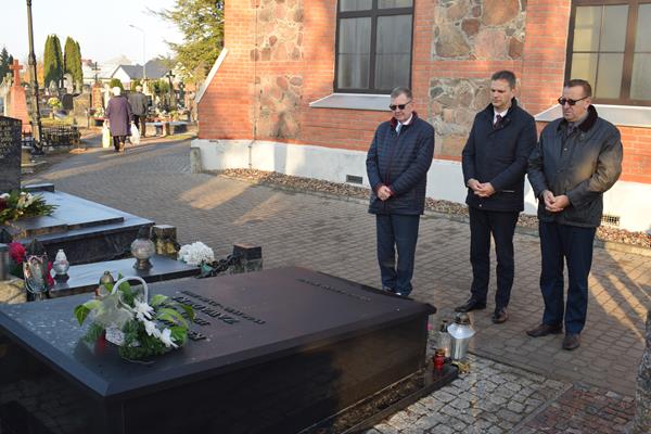Suwałki na grobach zasłużonych