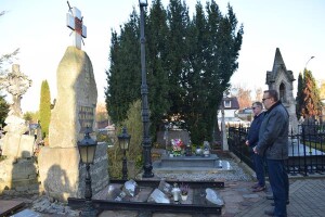 Suwałki na grobach zasłużonych