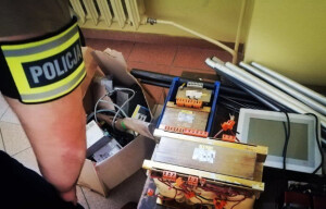 Kradli urządzenia elektroniczne z maszyn zakładowych. Zostali zatrzymani